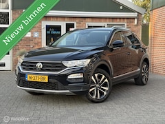 Volkswagen T-Roc - 1.5 TSI Busines Edition|Afneembare Trekhaak|Camera|Carplay|Stoelverwarming|Parkeersensoren