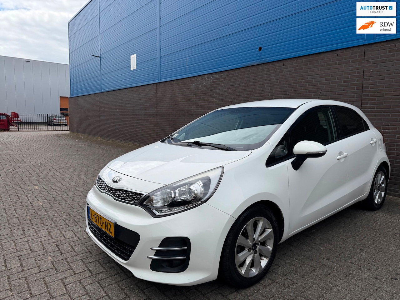 Kia Rio - 1.2 CVVT ExecutiveLine | Navigatie | 16” LM Velgen | Trekhaak | Cruise | Climate | Parkeer - AutoWereld.nl
