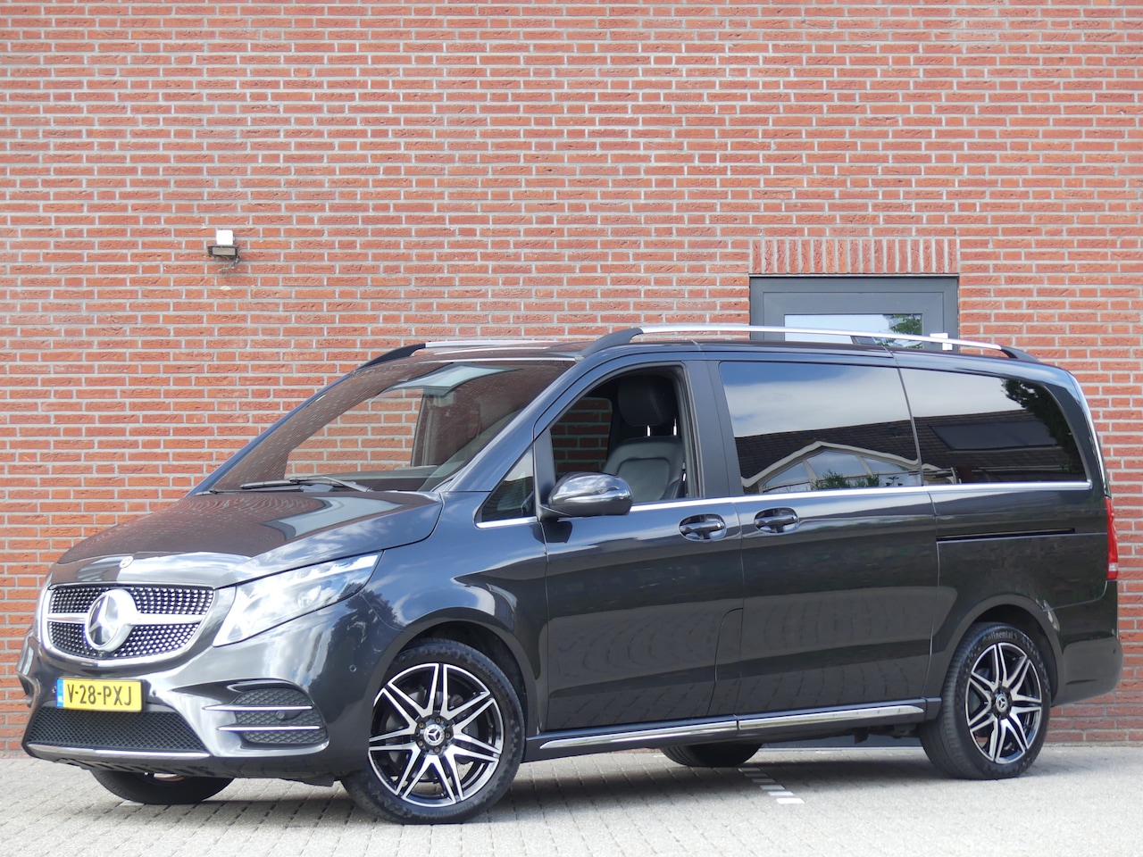 Mercedes-Benz V-klasse - 300d AMG Dubbel Cabine Elek stoelen LED/Trekhaak/LEER - AutoWereld.nl