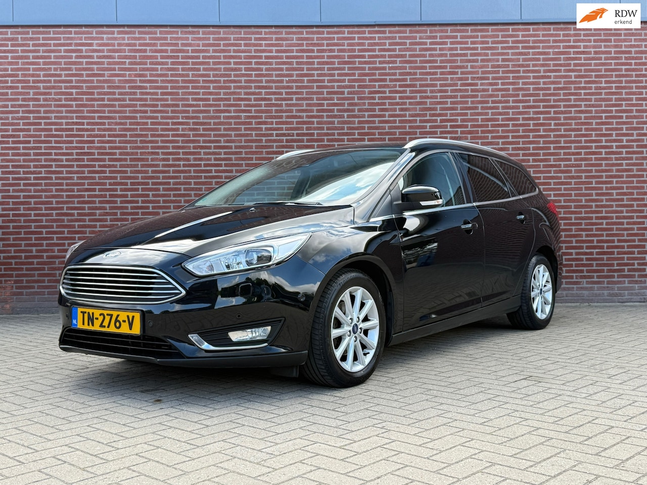 Ford Focus Wagon - 1.0 Titanium / Airco / Cruise / PDC / Stoelverwarming / Trekhaak - AutoWereld.nl
