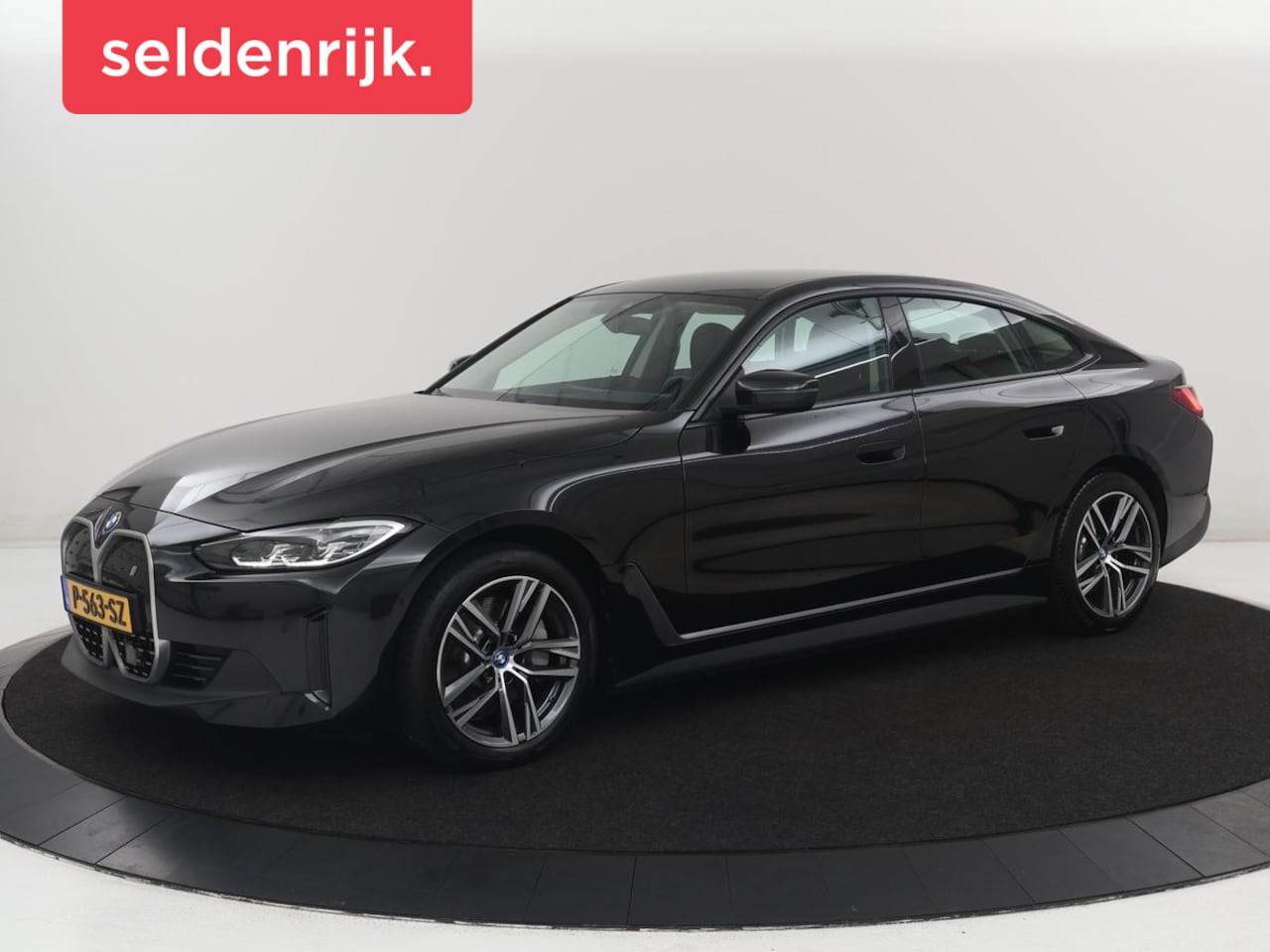 BMW i4 - eDrive40 84 kWh | SOH 93,8% | Camera | Adaptive cruise | Climate control | Navigatie | DAB - AutoWereld.nl