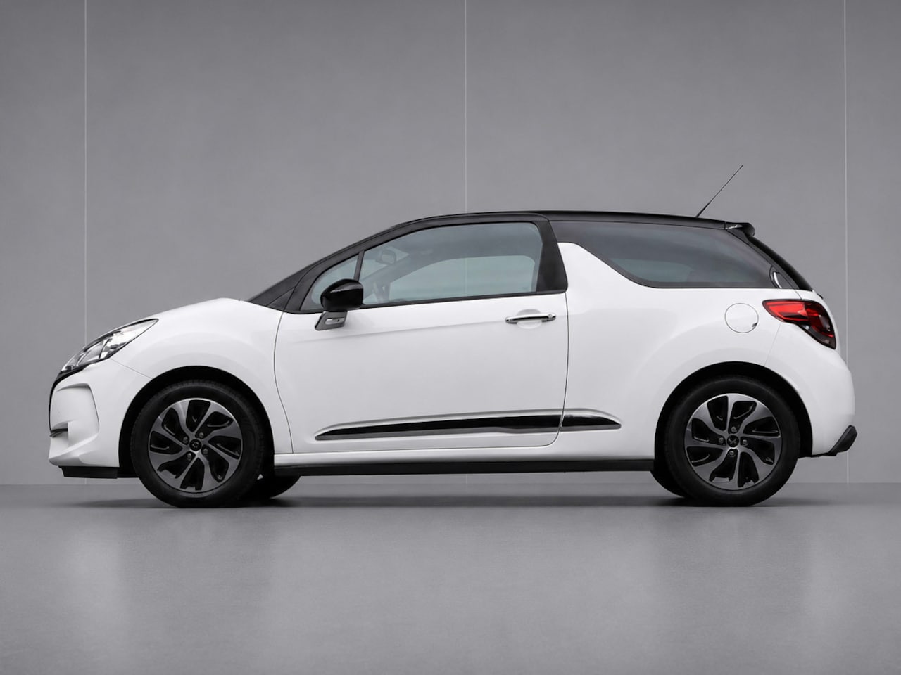 DS 3 - 1.2 PureTech So Chic Sport (APPLE CARPLAY,NAVI,CAMERA,CLIMATE CRUISE,GETINT,SPORTSTOELEN,L - AutoWereld.nl