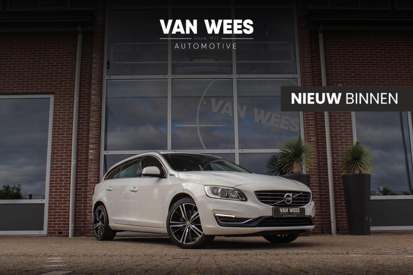 Volvo V60 - 2.4 D6 AWD Plug-In Hybrid Summum | 3e eigenaar | NL auto | Sportstoelen | Memory | Cruise - AutoWereld.nl