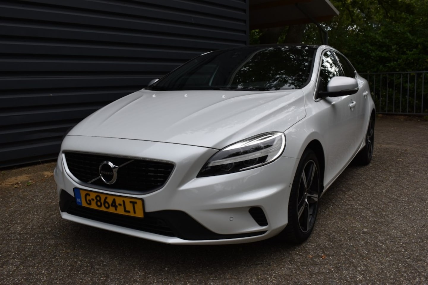 Volvo V40 - 1.5 T3 R-DESIGN SPORT!!!AUTOMAAT!!PANODAK!!BJ 2019!!PARELMOER WIT!!14894 EURO!! - AutoWereld.nl