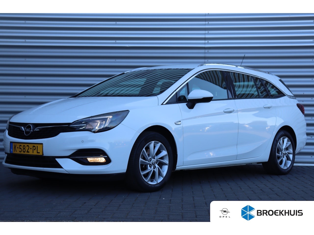 Opel Astra Sports Tourer - 1.2 TURBO 130PK BUSINESS ELEGANCE / NAVI / LEDER / CLIMA / AGR / PDC / 16" LMV / CAMERA / - AutoWereld.nl
