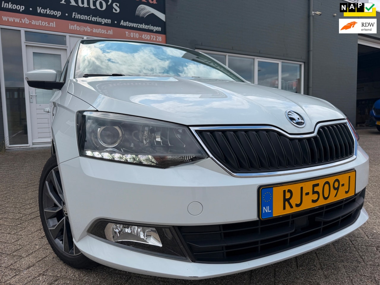 Skoda Fabia Combi - 1.0 TSI Drive van 1ste Eigenaar met parkeersensoren en navigatie en bluetooth telefoon med - AutoWereld.nl
