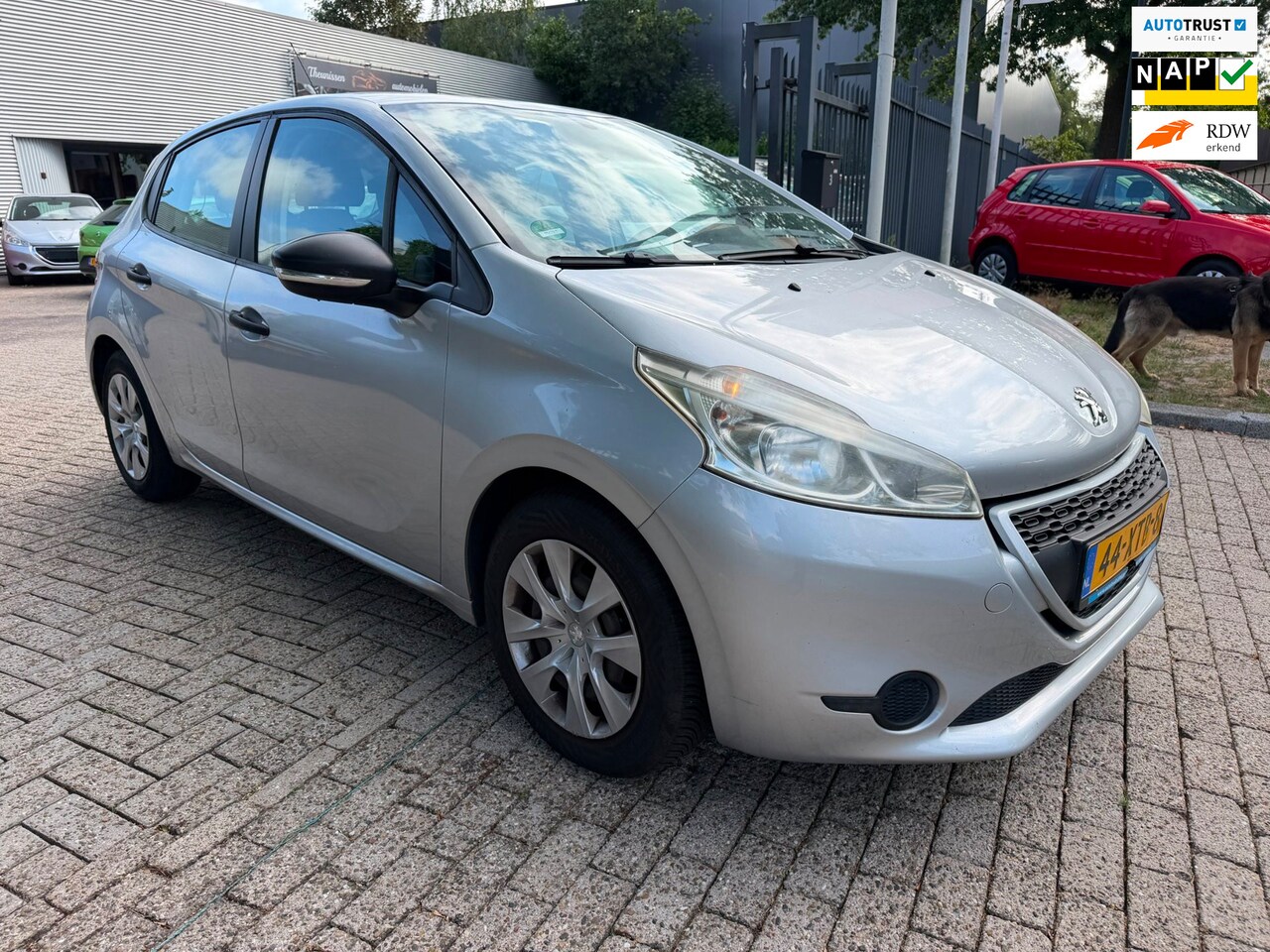 Peugeot 208 - 1.2 VTi Access 5 deurs, nette auto ( parkeer schadetje ) loopt, rijd, remt schakelt goed, - AutoWereld.nl