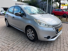 Peugeot 208 - 1.2 VTi Access 5 deurs, nette auto ( parkeer schadetje ) loopt, rijd, remt schakelt goed,