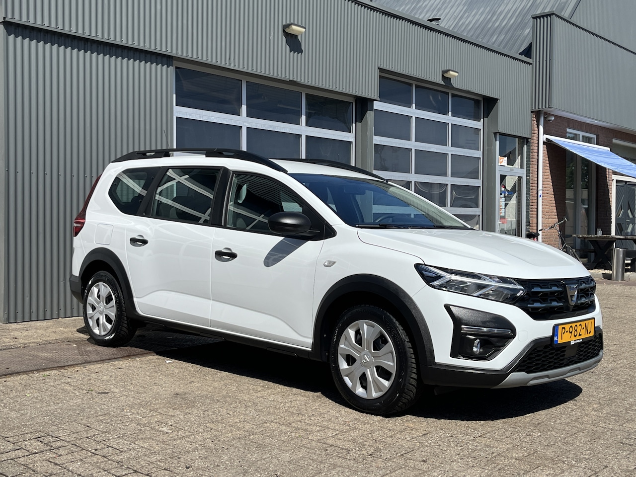 Dacia Jogger - 1.0 TCe 110 7-Persoons Airco Cruise controle Trekhaak 1200kg trekgewicht Radio Elektrische - AutoWereld.nl