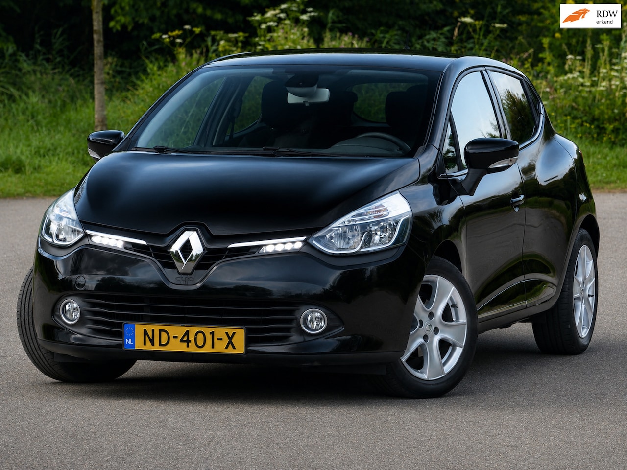 Renault Clio - 0.9 TCe Iconic 0 99DKM AIRCO/NAVI/CAMERA/CRUISE - AutoWereld.nl