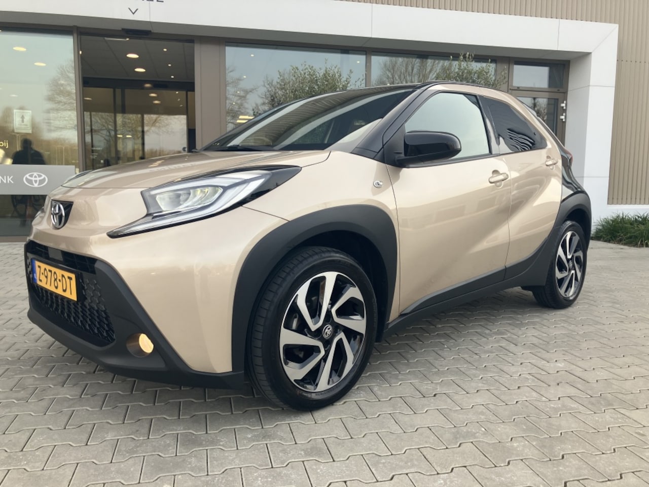 Toyota Aygo X - 1.0 VVT-i AUTOMAAT Puls | Apple Car-Play | Camera - AutoWereld.nl