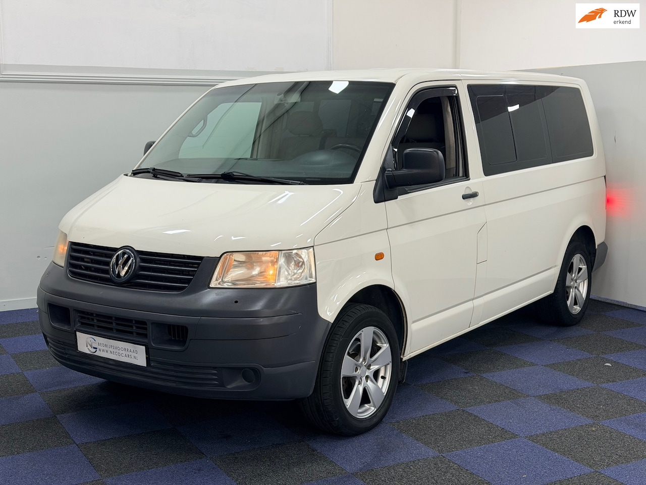 Volkswagen Transporter Kombi - 2.0 300 Trendline / 9 PERSOONS / BENZIENE / AIRCO - AutoWereld.nl