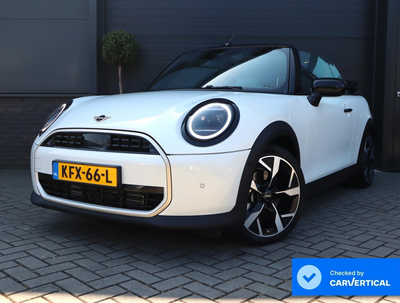 MINI Cabrio - 2.0 Cooper C Favoured | HUD | Camera | Carplay | Leer | Stoel en Stuurverwarming | 18 Inch - AutoWereld.nl