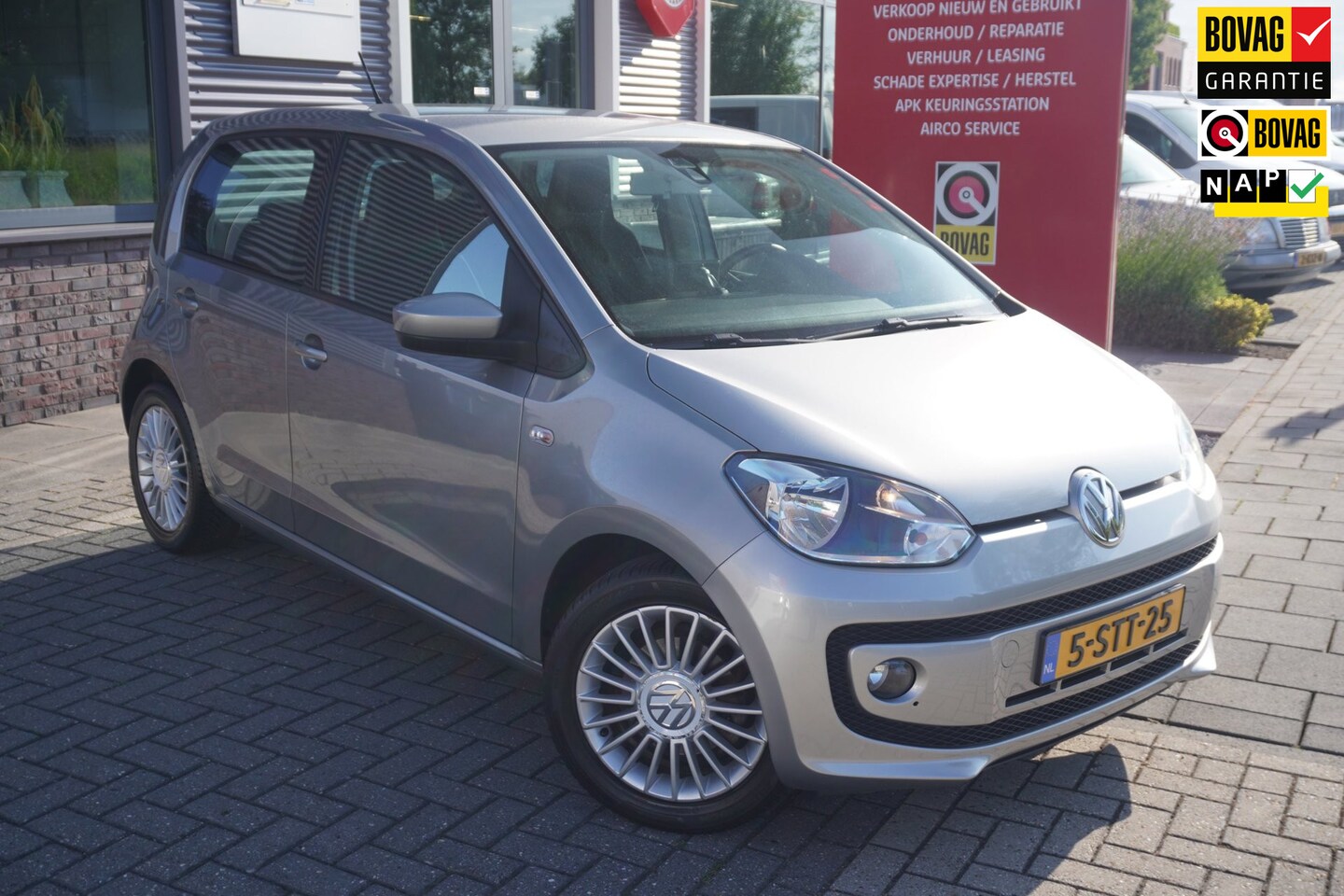 Volkswagen Up! - 1.0 high up! BlueMotion / Cruise control / Airco / Navi / Bluetooth - AutoWereld.nl