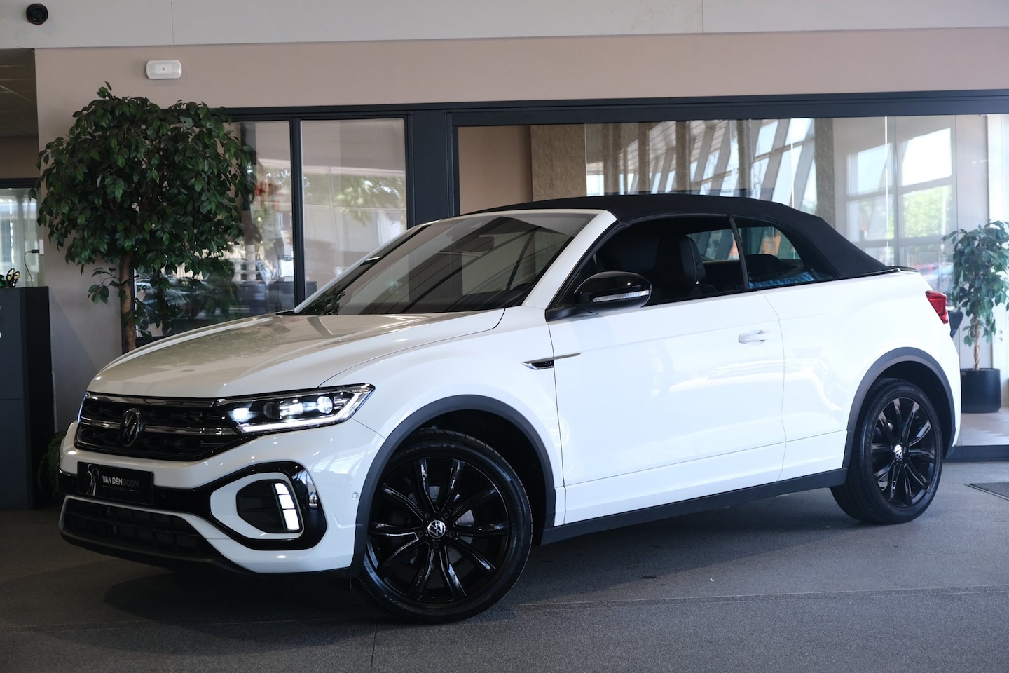 Volkswagen T-Roc Cabrio - 1.5 TSI 2x R-Line DSG Facelift IQ Led Virtual Cam Navi ACC - AutoWereld.nl
