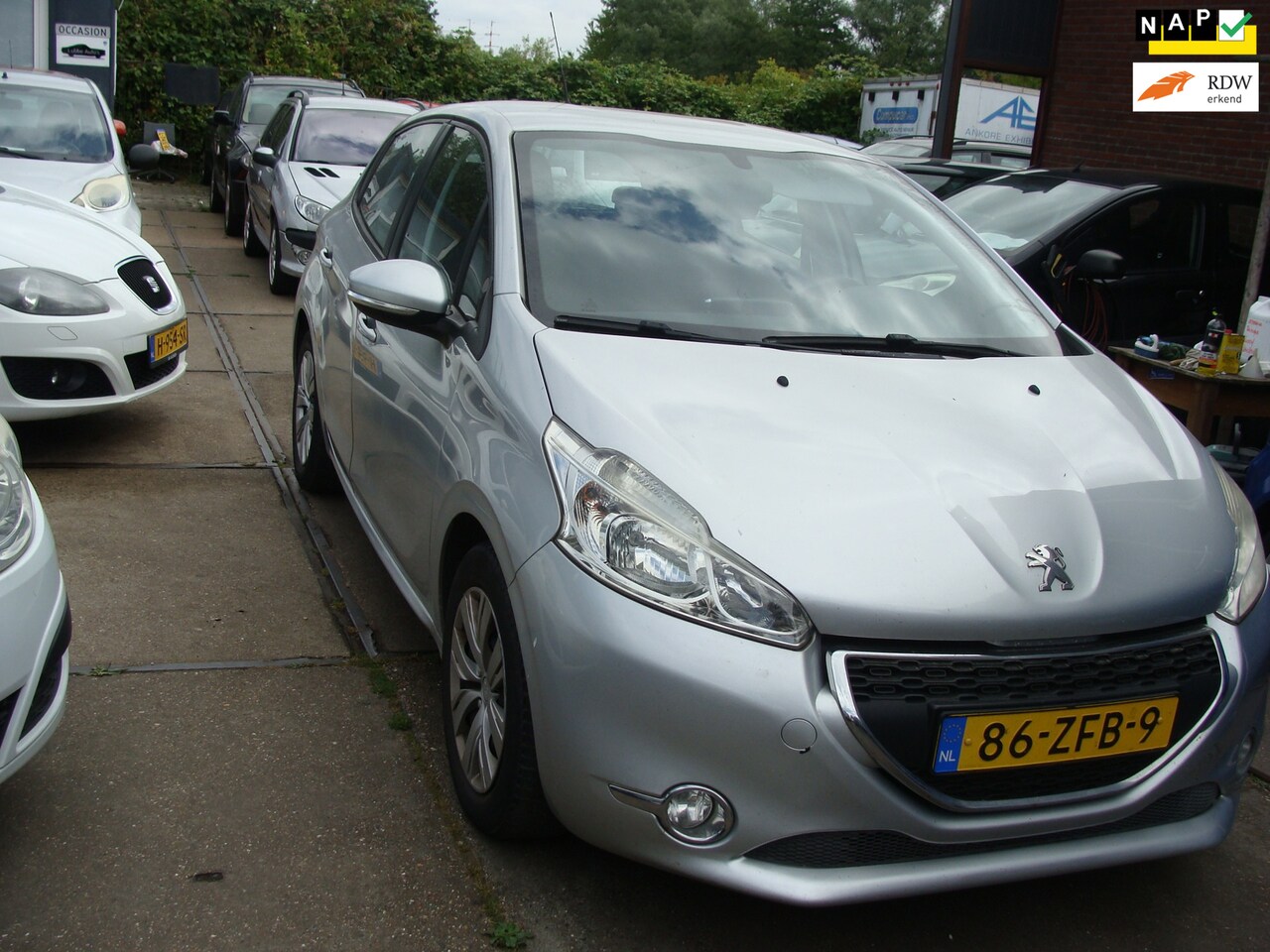 Peugeot 208 - 1.2 VTi Access airco navi 5 drs elek pak nap apk - AutoWereld.nl