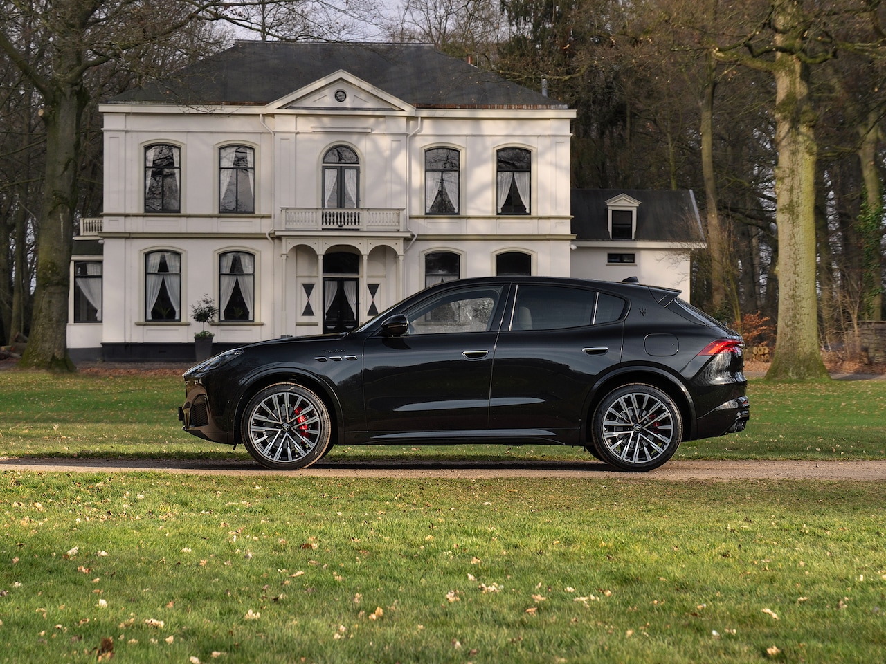 Maserati Grecale - Modena 330pk | Luchtvering | Stoelventilatie | Sonus Faber | Adapt. cruise | Nero/Ivoor - AutoWereld.nl