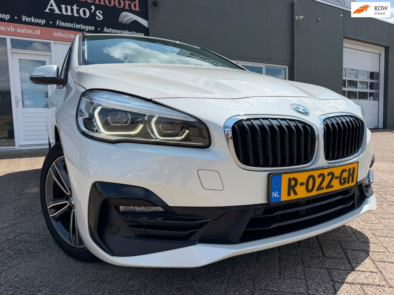 BMW 2-serie Gran Tourer - 216i 7pers High Executive met parkeersensoren / camera en navigatie en bluetooth telefoon - AutoWereld.nl