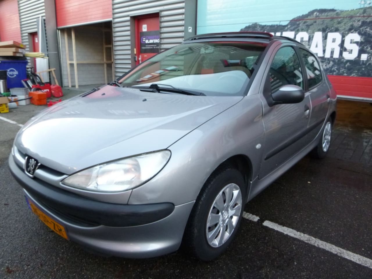 Peugeot 206 - 1.6,ZUINIG! 5 deurs, trekhaak,schuifdak,etc. - AutoWereld.nl