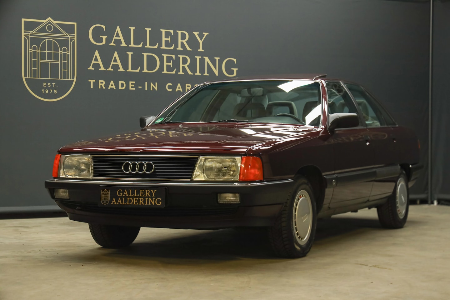 Audi 100 - Quattro "The 5-Cylinder in Zyclamrot Metallic" From a V.A.G Audi collection - A German ent - AutoWereld.nl