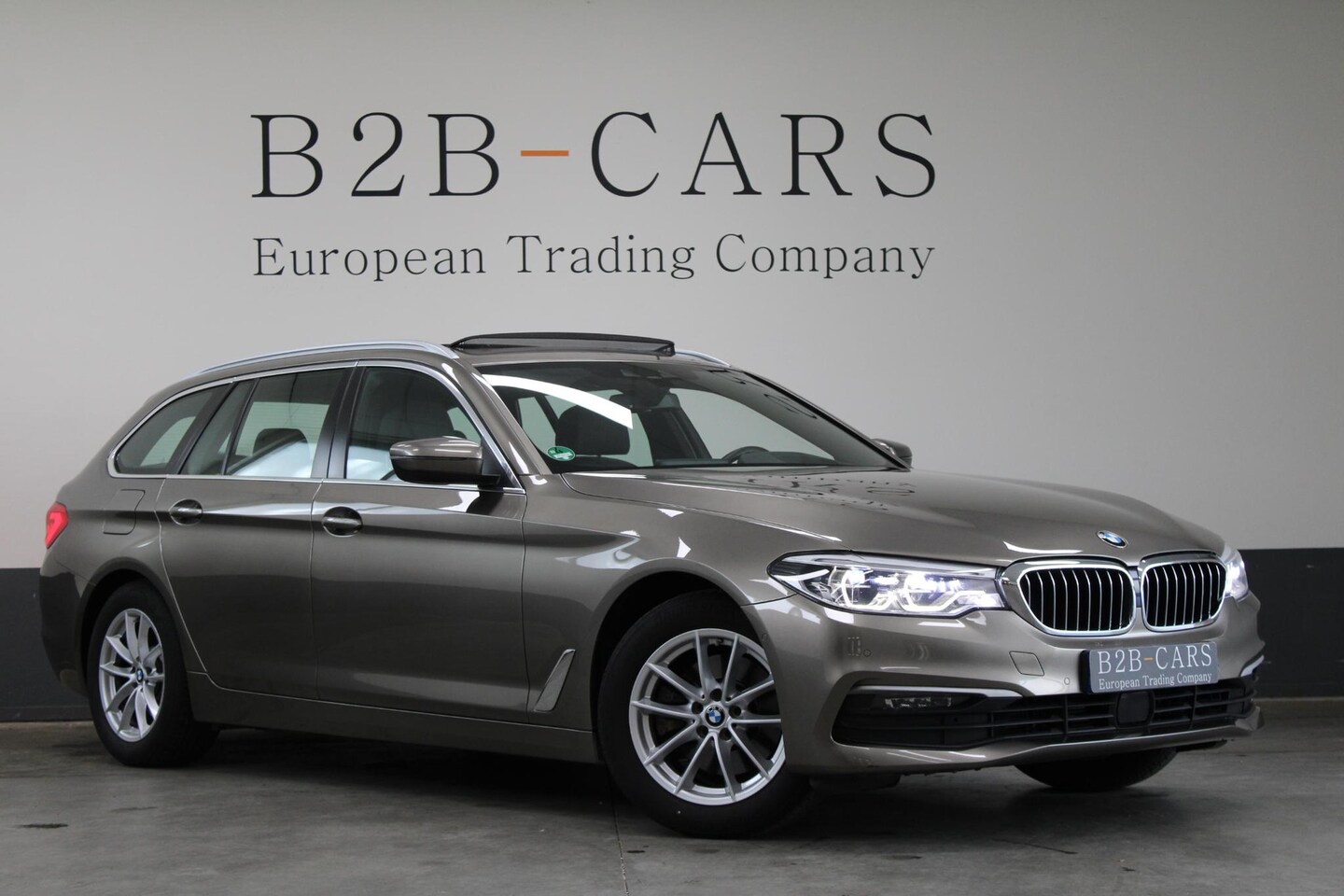 BMW 5-serie Touring - 520d High Executive | Panorama | Head-up | Leder | Trekhaak - AutoWereld.nl