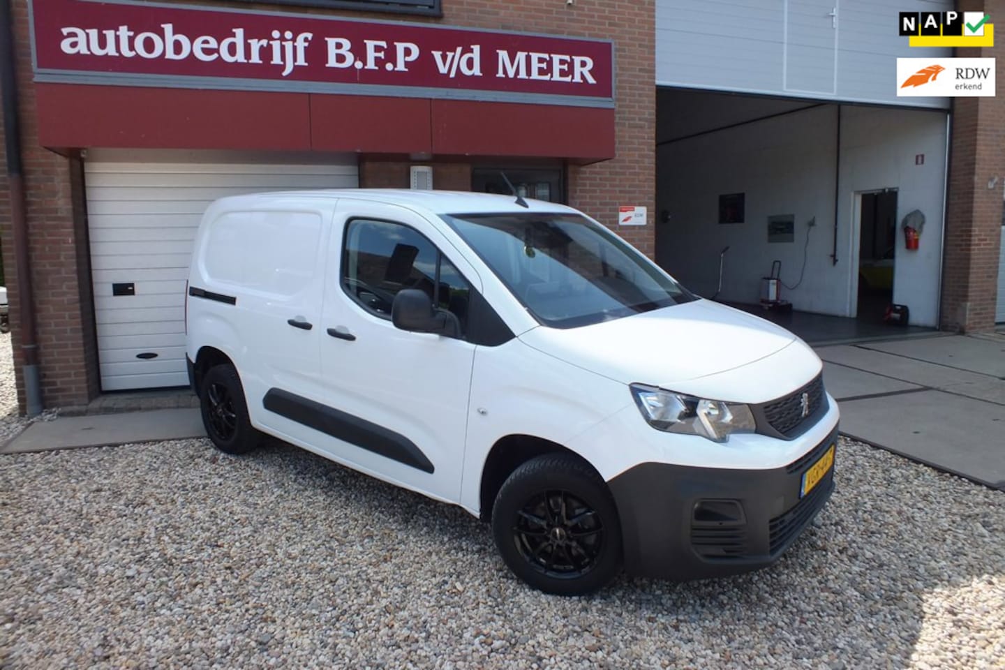 Peugeot Partner - 1.5 BlueHDI Premium Navi Trekhaak - AutoWereld.nl