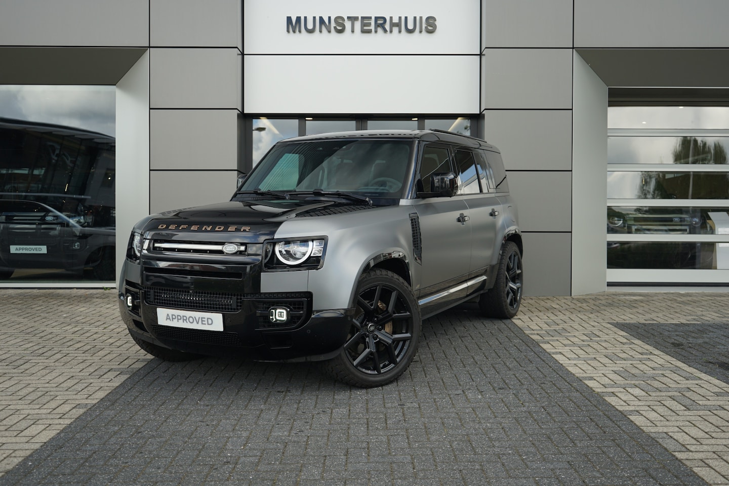 Land Rover Defender 110 - 2.0 P300e 110 S | Fiscale waarde €88.000 | Munsterhuis Edition | Koelvak | Elektrische tre - AutoWereld.nl