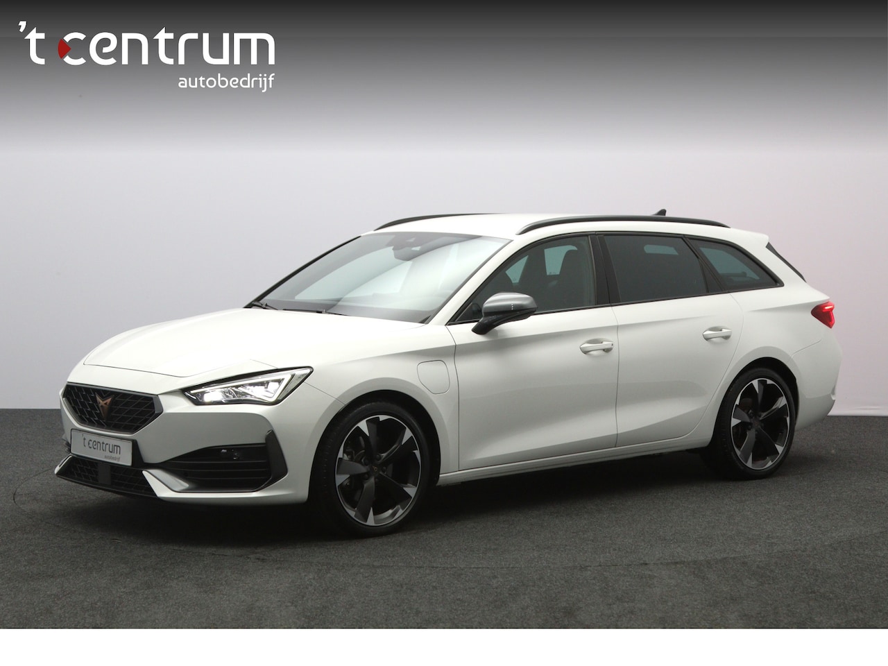 CUPRA Leon Sportstourer - 1.4 e-Hybrid 204 PK PHEV Business, Kuipstoelen, Parkeersensoren, Stuurverwarming - AutoWereld.nl