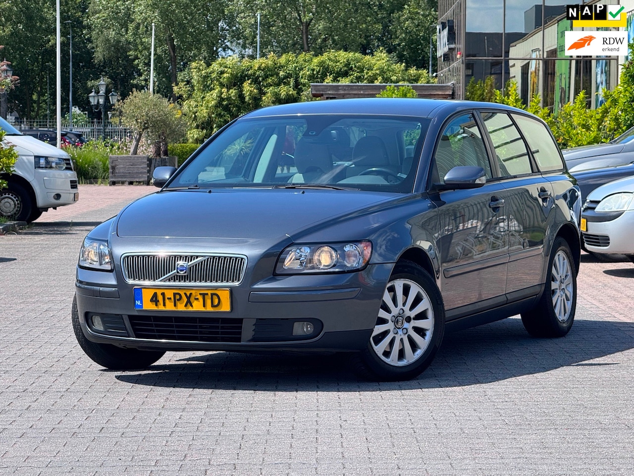 Volvo V50 - 2.4i Momentum | Automaat | Onderhoudhistorie | Airco | Cruise control | Half leder | 2 sle - AutoWereld.nl