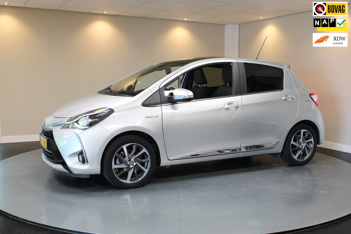 Toyota Yaris - 1.5 Hybrid Premium *2de Eigenaar/Dealer OH* Pano|Camera|Keyless|Navi|Cruise|Lane-Assist|NA - AutoWereld.nl