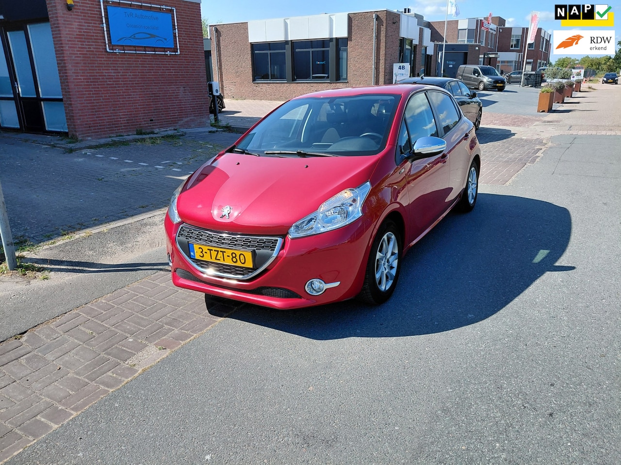 Peugeot 208 - 1.2 VTi Style Navigatie ned auto lage km stand - AutoWereld.nl