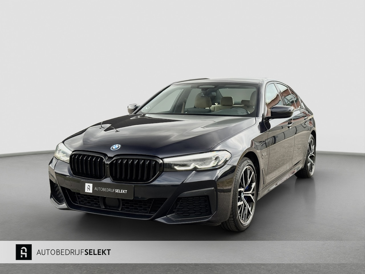 BMW 5-serie - 545e xDrive M-Sport | Trekhaak | 19 inch | Camera | ACC | Carplay | Dealer onderhouden | S - AutoWereld.nl
