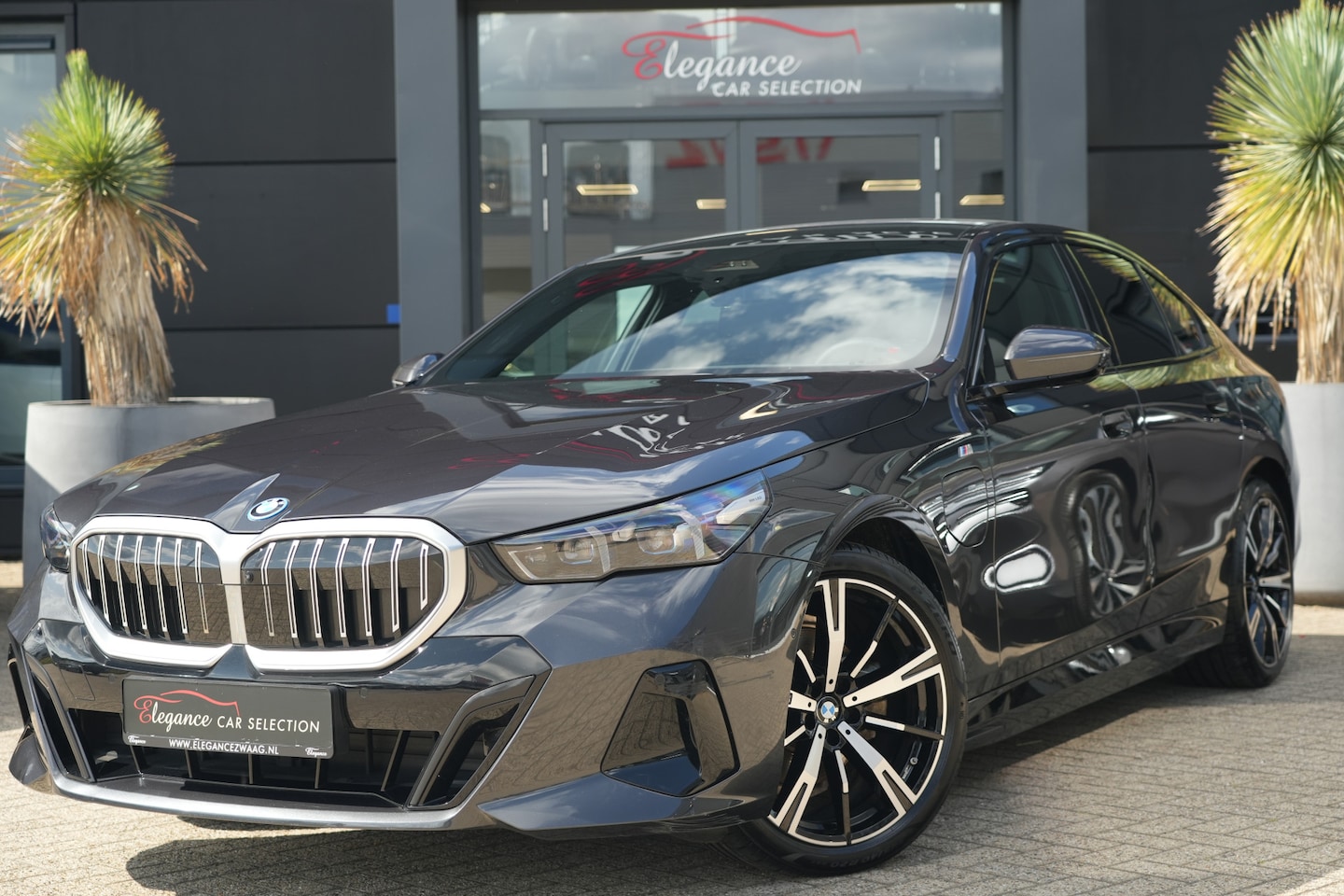 BMW 5-serie - 530e M Sport Edition 300pk Panoramadak/DrivingAssistProf/360Camera - AutoWereld.nl