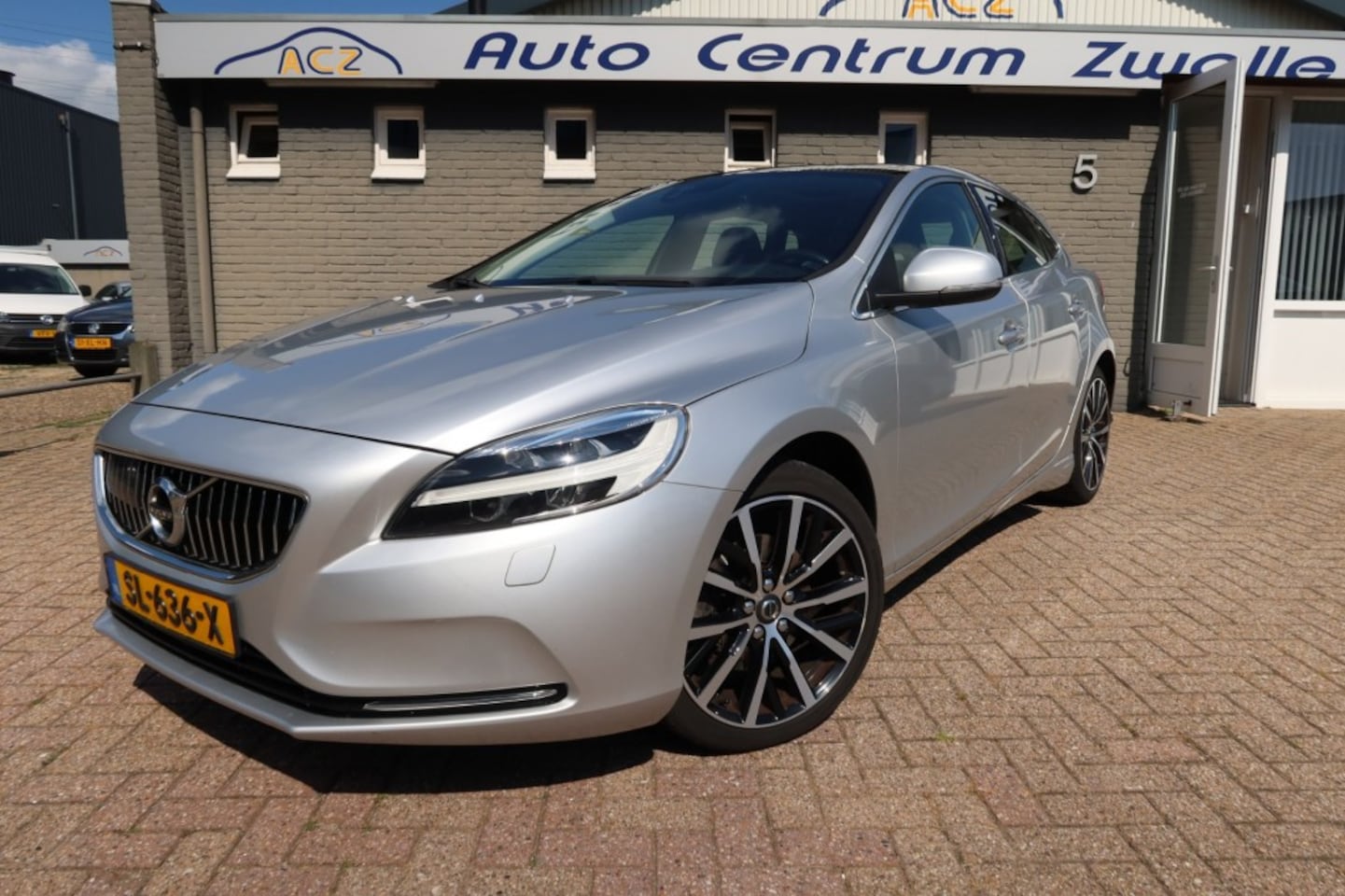 Volvo V40 - 2.0 T3 Nordic 2.0 T3 NORDIC+ , NAVI , CAMERA, PANO, LED - AutoWereld.nl