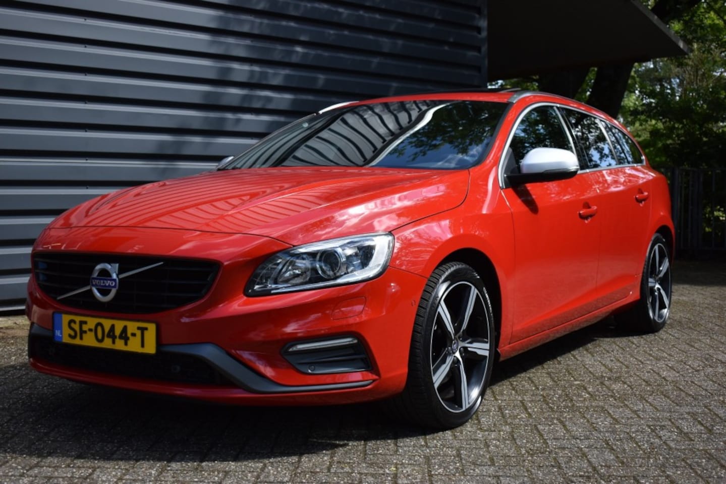 Volvo V60 - 2.0 D4 R-DESIGN BUS. SPORT!!!POLESTAR!!BJ 2018!!!10894 EURO!!! - AutoWereld.nl
