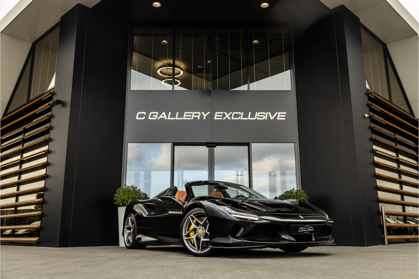Ferrari F8 Spider - 3.9 V8 HELE - Nero Daytona | Passenger Display | Lift | Alcantara - AutoWereld.nl