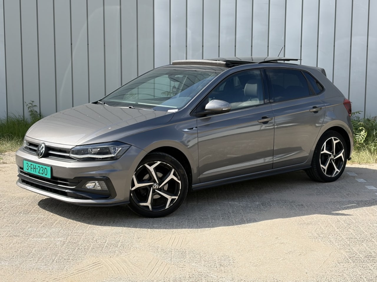 Volkswagen Polo - 1.0 TSI R line | Automaat | Achteruitrijcamera | Panoramadak | beats speakers - AutoWereld.nl