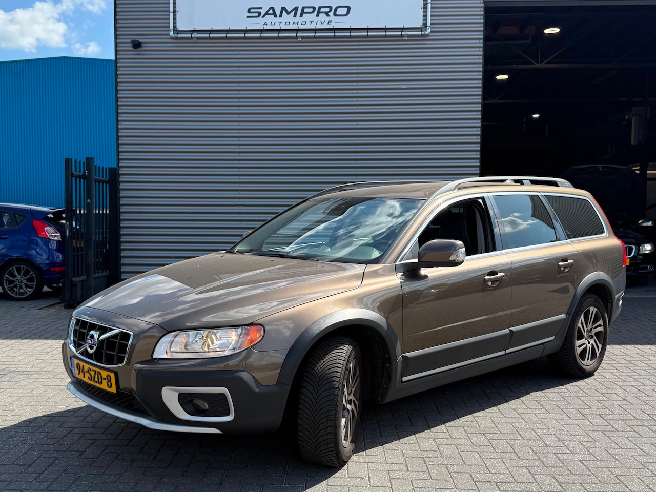 Volvo XC70 - 2.4 D5 Momentum | EX BPM. - AutoWereld.nl