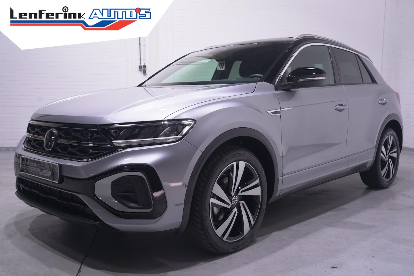 Volkswagen T-Roc - 1.5 TSI R-Line Apple Carplay Panodak Stoelverwarming Achteruitrijcamera Digital Display - AutoWereld.nl