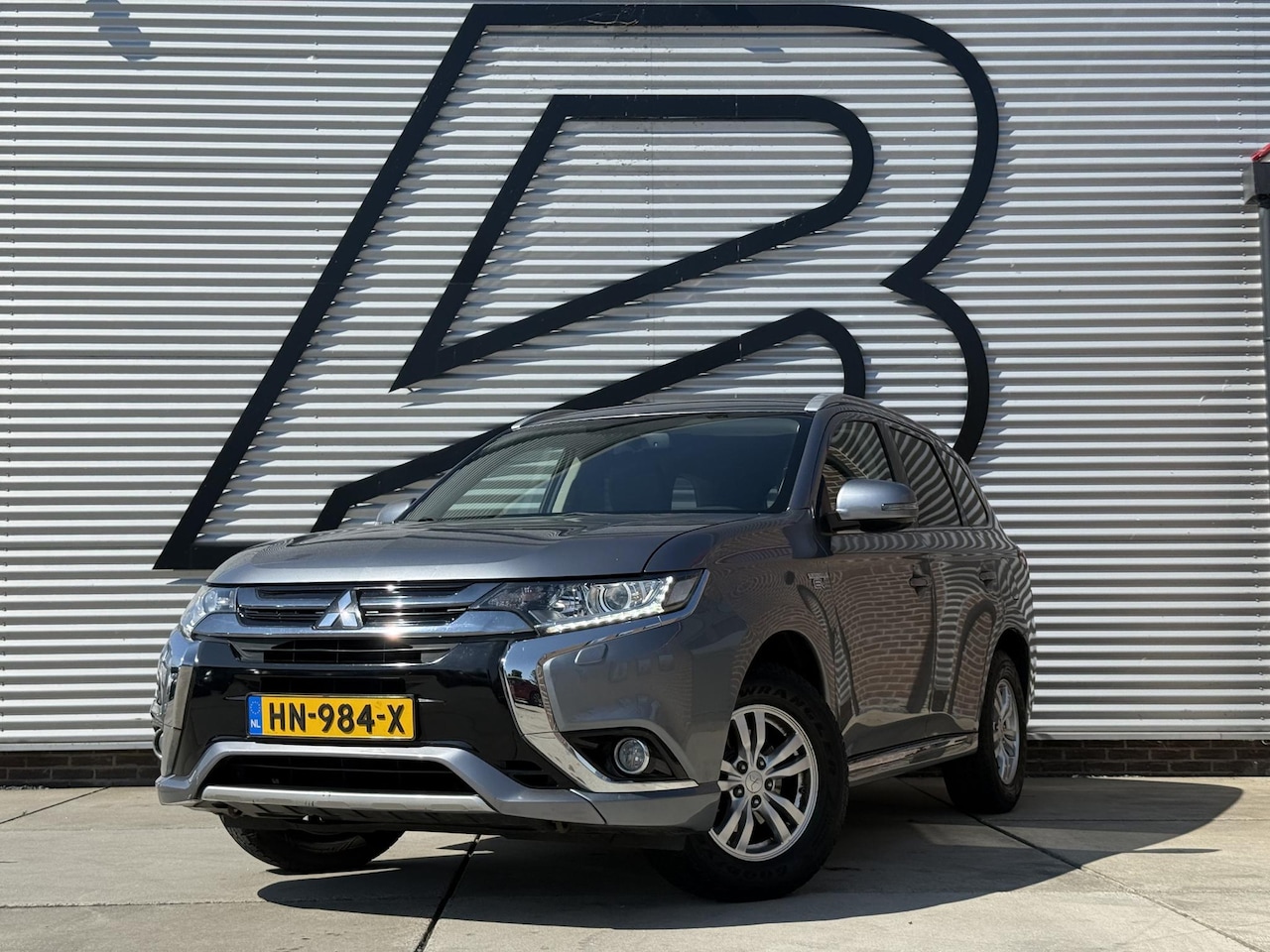 Mitsubishi Outlander - 2.0 PHEV Business Edition Navi|Camera|Trekhaak|Clima|Cruise|N.A.P|Dealer Onderhouden|APK t - AutoWereld.nl
