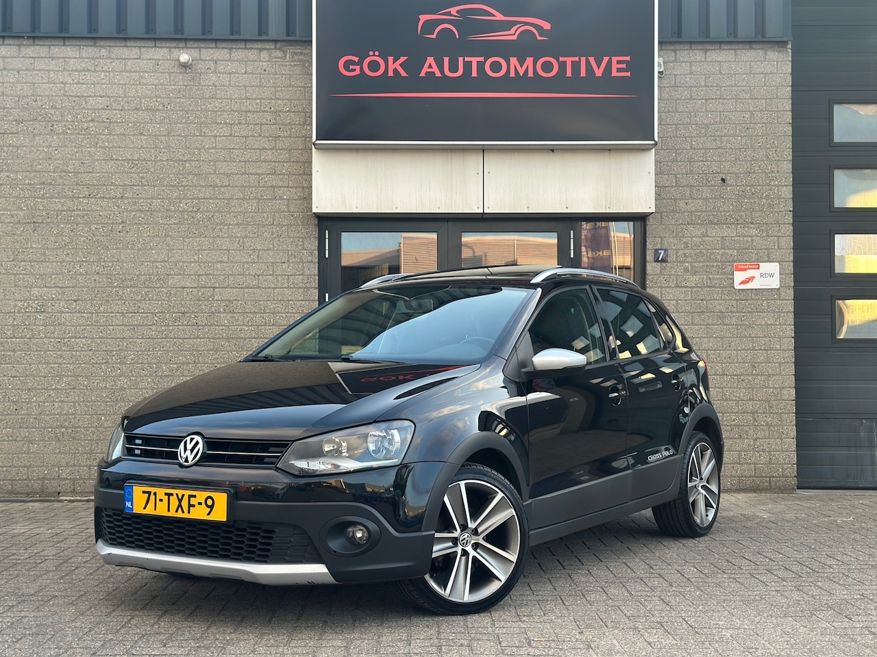 Volkswagen Polo - 1.2 TSI Cross / Automaat / Pano / Leer / LM Velgen / NAP / Clima / Navi - AutoWereld.nl