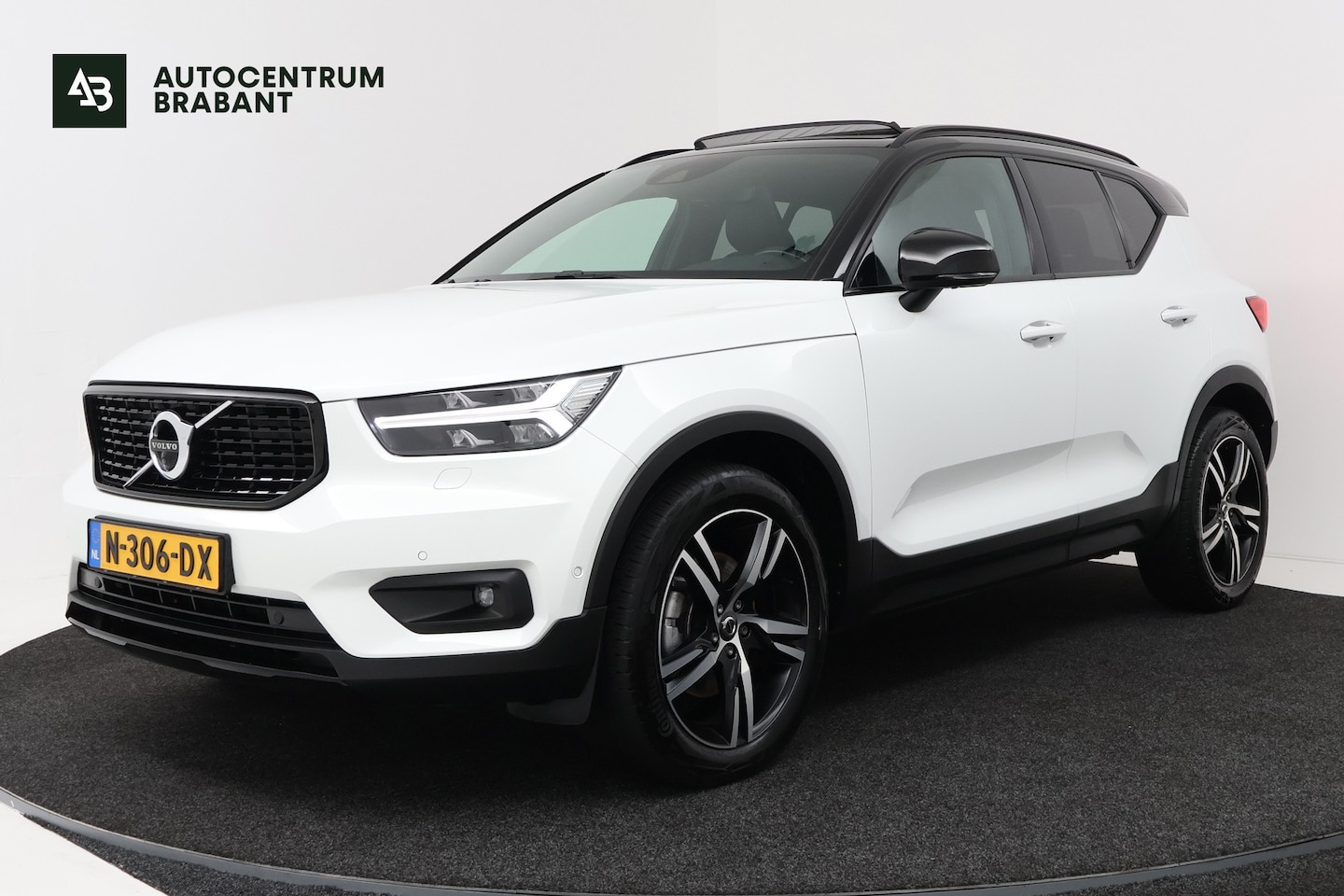 Volvo XC40 - 2.0 B4 Inscription (PANORAMADAK, TREKHAAK, STOEL/STUUR VERWARMING, CAMERA, PARKEERSENSOREN - AutoWereld.nl