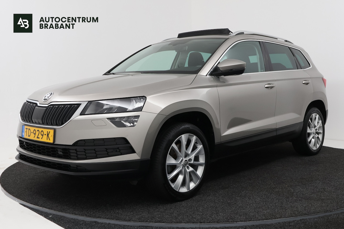 Skoda Karoq - 1.5 TSI ACT Ambition Business (PANORAMADAK, STOELVERWARMING, NAVIGATIE, PARKEERSENSOREN) - AutoWereld.nl