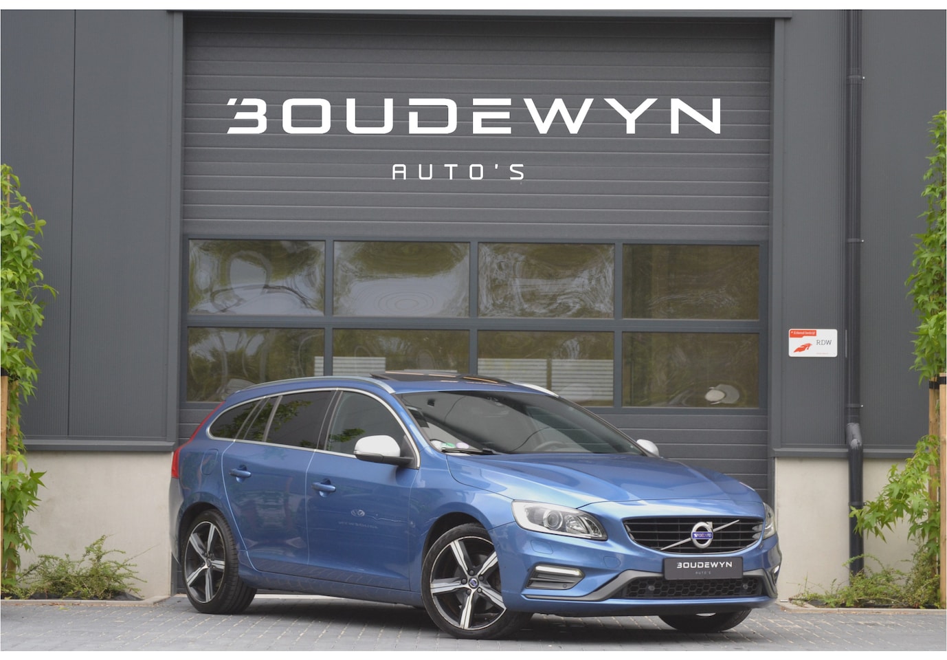 Volvo V60 - 2.0 T4 R-Design NAP | Schuif/kantel dak | Trekhaak | Camera - AutoWereld.nl