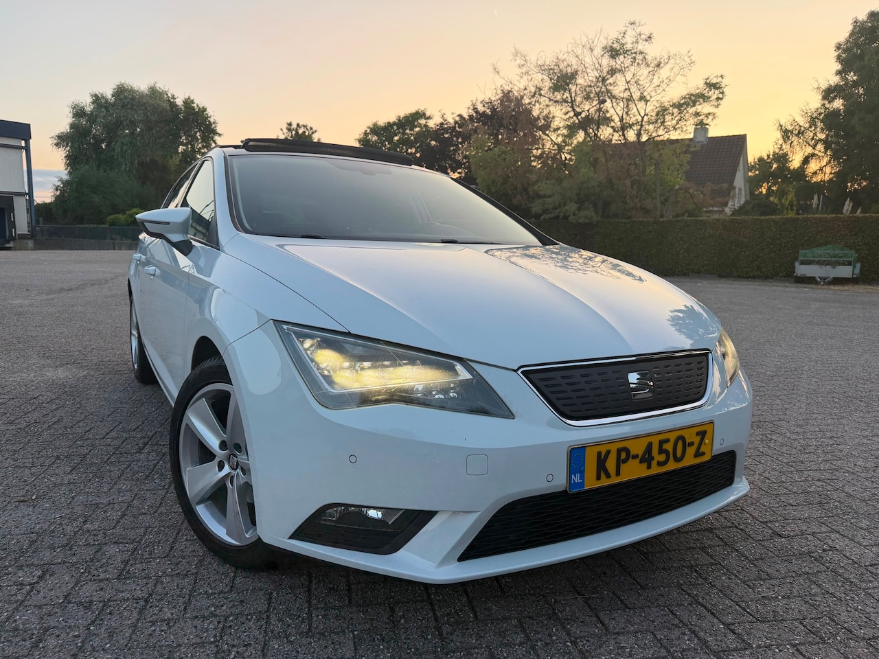 SEAT Leon - 1.0 EcoTSI Style Connect (11-2016) BI-XENON|NAVI|CAMERA|TREKH - AutoWereld.nl