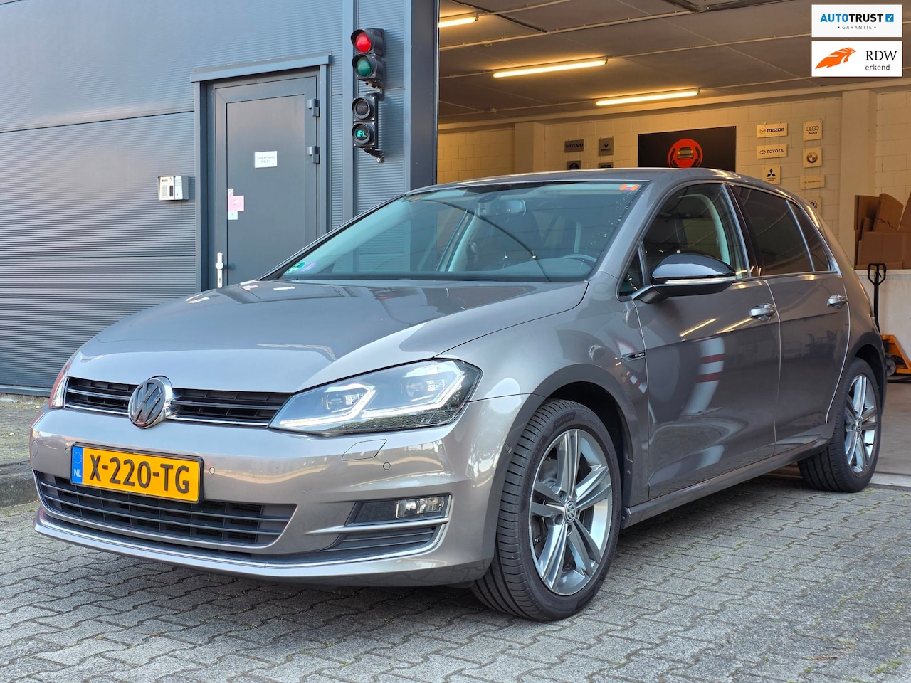 Volkswagen Golf - 1.4 TSI - LOUNGE / XENON / CARPLAY / STANDKACHEL / STOELVERWARMING / PARKEERSENSOREN V+A / - AutoWereld.nl