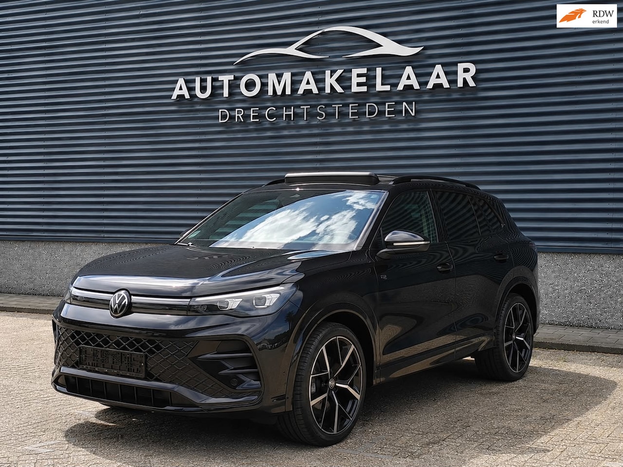 Volkswagen Tiguan - 1.5 eTSI R-Line Business Full/ Pano/Trekhaak/Keyless/Grote scherm/Full - AutoWereld.nl