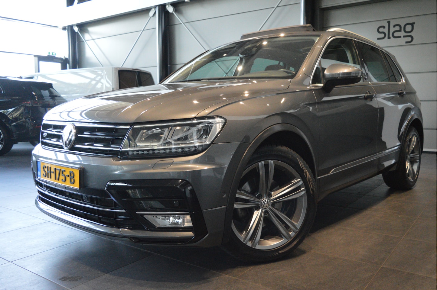 Volkswagen Tiguan - 1.4 TSI ACT R-LINE navi pano camera trekhaak 150 pk !! - AutoWereld.nl
