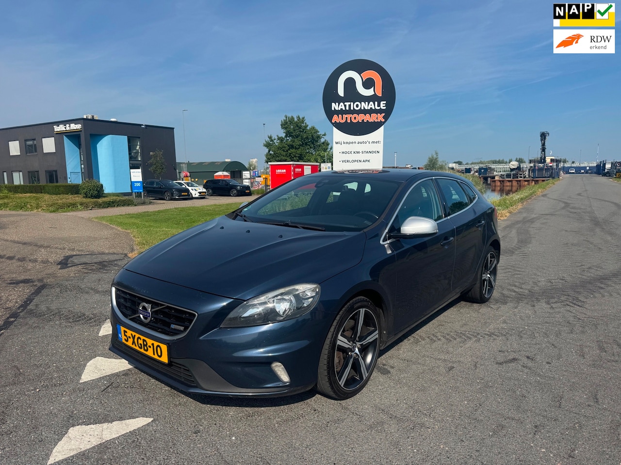 Volvo V40 - | 2014 | 2.0 D4 R-Design Business | Export en handel | APK - AutoWereld.nl