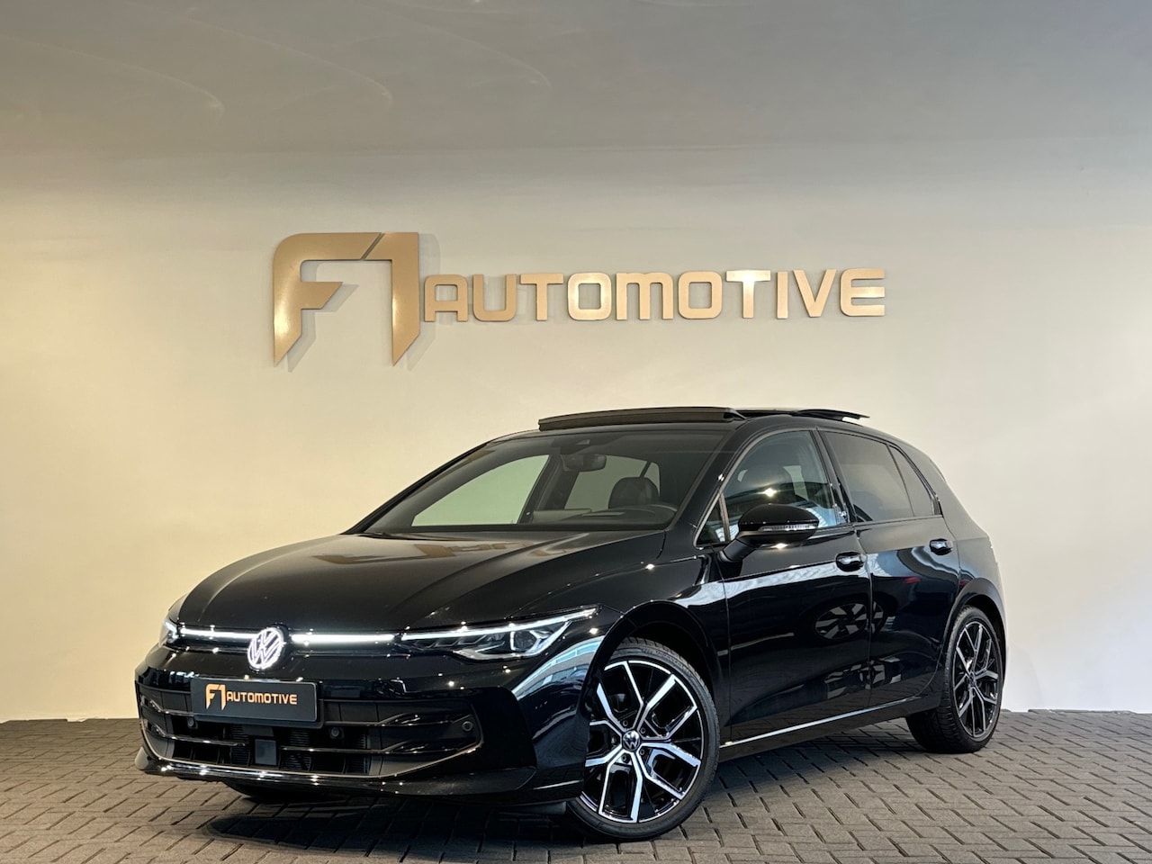 Volkswagen Golf - 1.5 eTSI R-Line Edition Pano|Sfeer|IQ|HuD - AutoWereld.nl